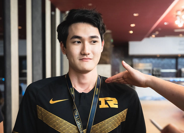 关于险胜引发热议！，Karsa在MAD比赛中晋级下一阶段赛场气氛高涨的信息